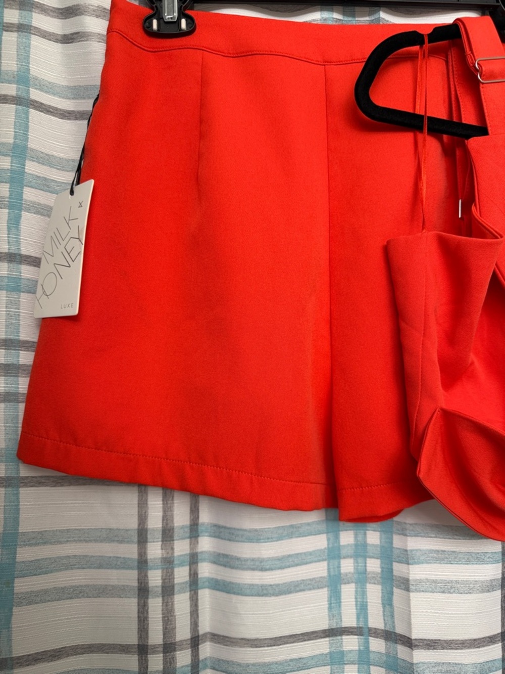 Vibrant Red Two-Piece Crop Top & Skort Set with Center Brooch - Picture 3 of 6